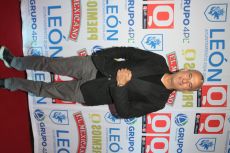 Patricio Cabezut en la alfombra roja de los premios de la revista Q en el teatro Centenario Coyoacán, Ciudad de México.