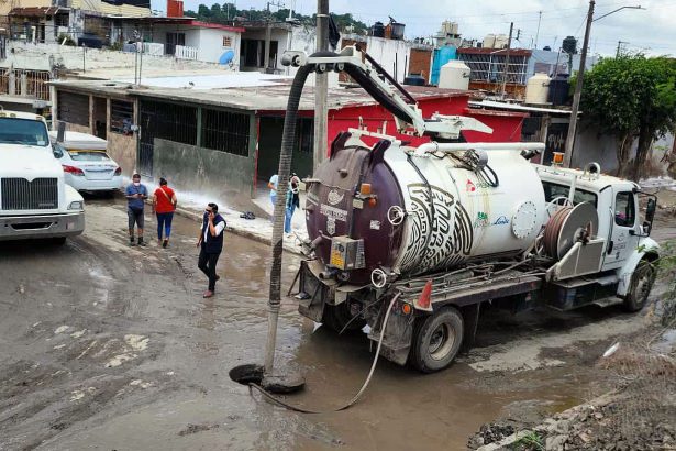 El primer camión Vactor llega a Infonavit Gaviotas, un avance conseguido ÚNICAMENTE por el bloqueo carretero de los vecinos. El alcalde "El Pulpo" Remes tuvo que ceder ante el ultimátum, pero la comunidad sigue vigilante para que cumpla con los 12 camiones adicionales prometidos.