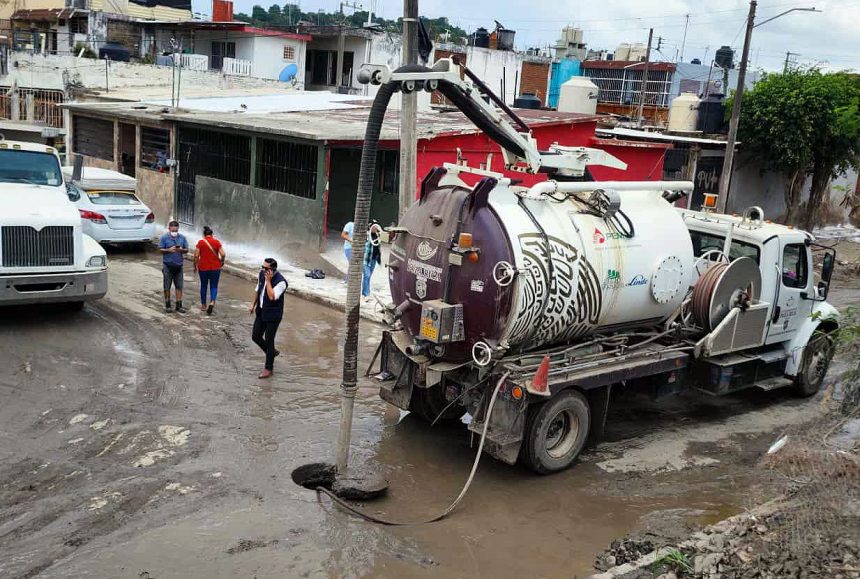El primer camión Vactor llega a Infonavit Gaviotas, un avance conseguido ÚNICAMENTE por el bloqueo carretero de los vecinos. El alcalde "El Pulpo" Remes tuvo que ceder ante el ultimátum, pero la comunidad sigue vigilante para que cumpla con los 12 camiones adicionales prometidos.