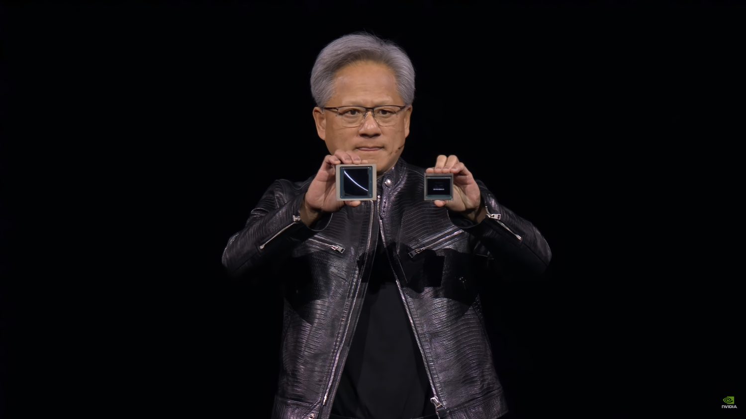 NVIDIA mostrando su chip de IA Blackwell