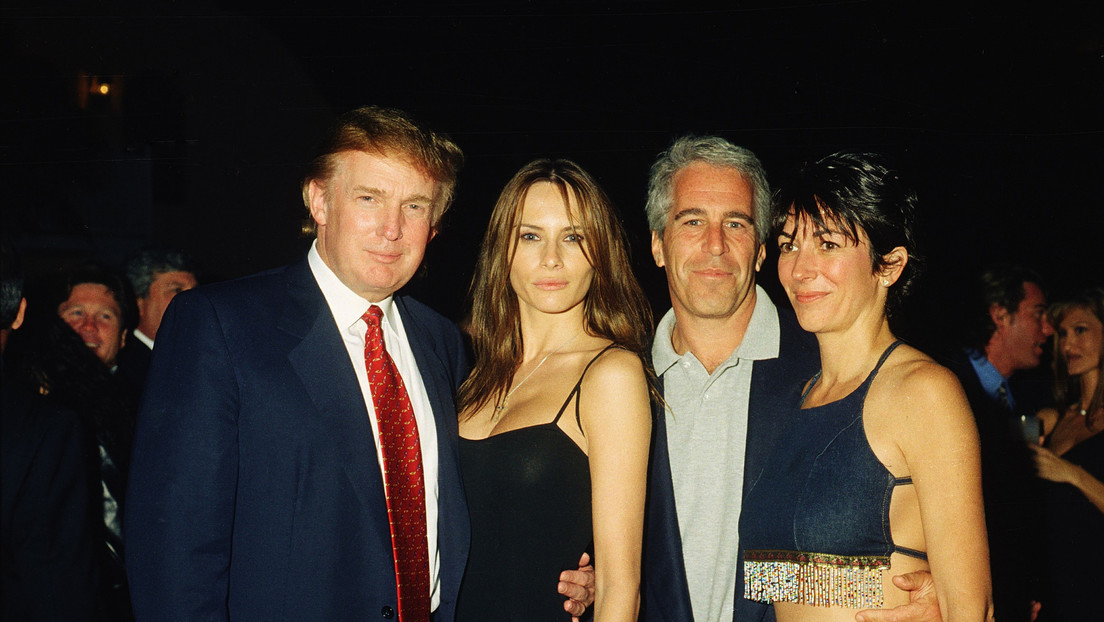 Revelan una foto de Epstein con una misteriosa mujer y un cheque gigante firmado por Trump