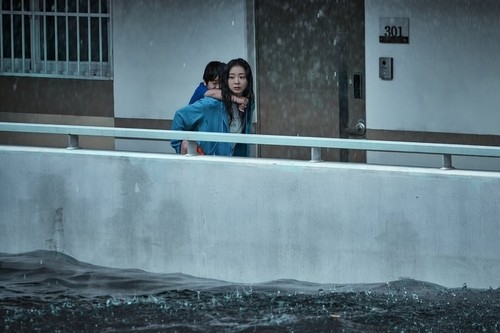 La foto, sin fechar, proporcionada por Netflix, muestra una escena de "The Great Flood", en la que la protagonista, An-na, lleva a sus espaldas a su hijo, Ja-in. (Prohibida su reventa y archivo)