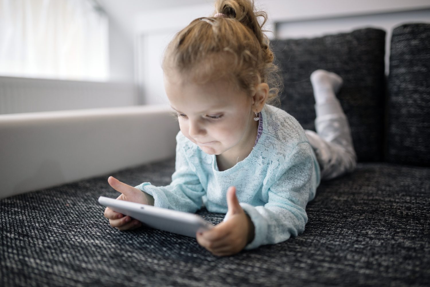 niña viendo vídeos cortos de TikTok e Instagram