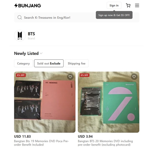 En la fotografía, sin fechar, se muestran varias tarjetas fotográficas de BTS a la venta en la plataforma de segunda mano Bunjang Global. (Prohibida su reventa y archivo)