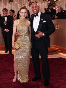 A   Lauren Hashian y Dwayne Johnson, vestidos con un traje de Ralph Lauren y joyas de Chopard