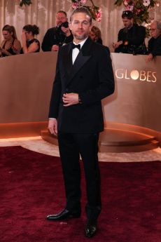 Charlie Hunnam, con un look de Saint Laurent y un reloj Jaeger-LeCoultre