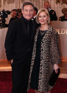 Jason Isaacs y su esposa Emma Hewitt