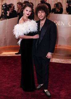 Selena Gomez, con un diseño de Chanel, y su esposo Benny Blanco