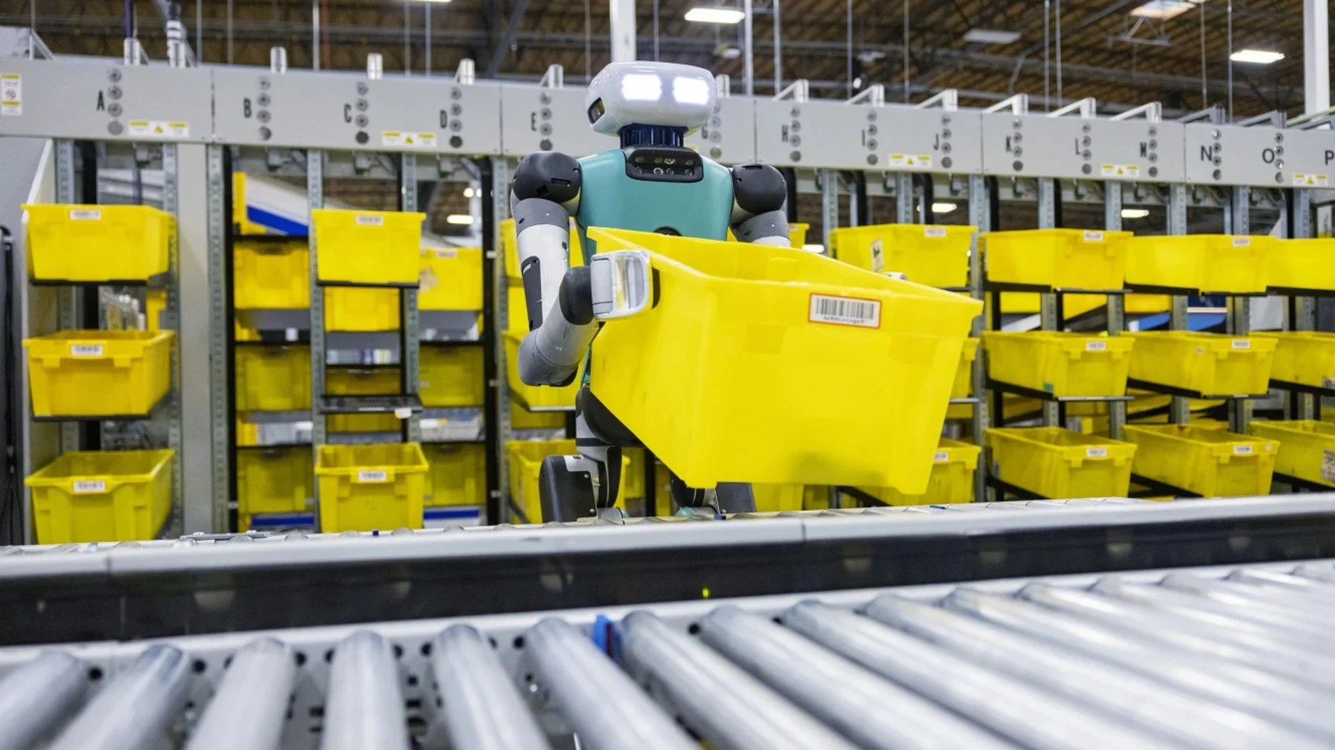 Robot de Amazon trabajando en una planta de Estados Unidos.