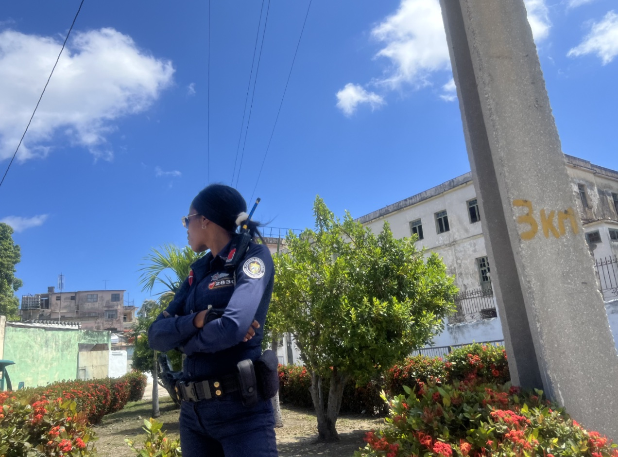 La Policía cubana recluta personal cuando el país pasa por una profunda ...