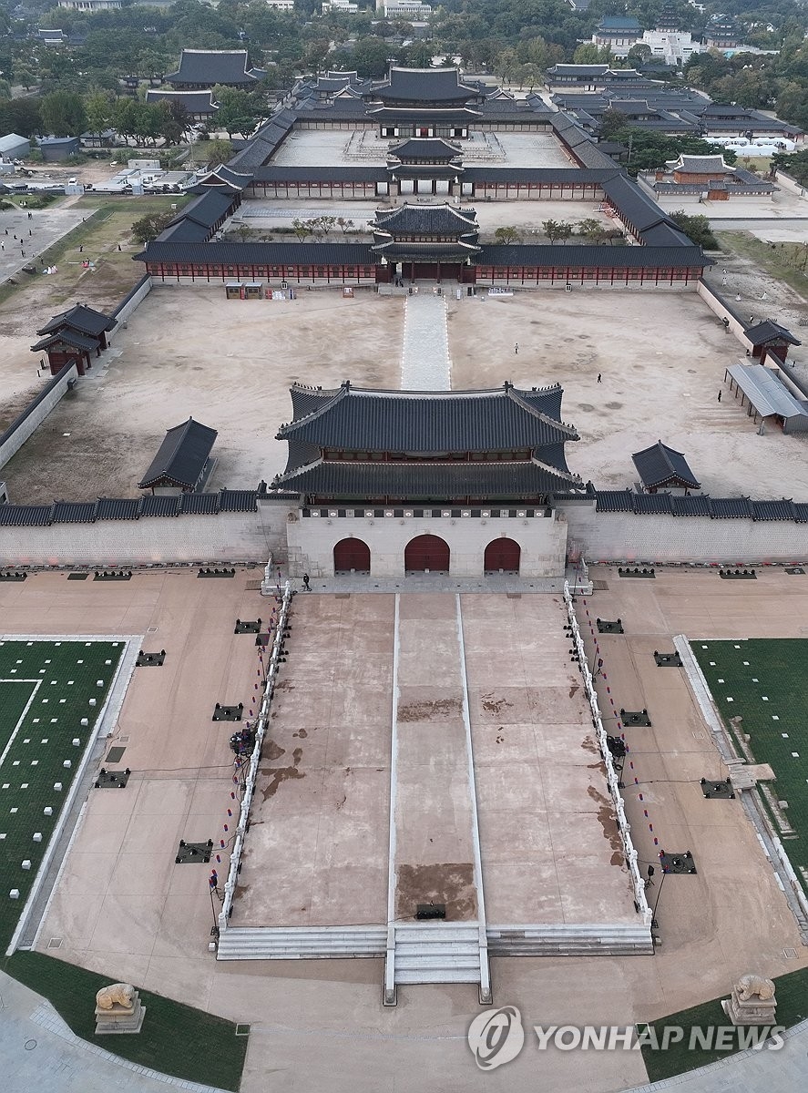 La foto de archivo, tomada el 15 de octubre de 2023, muestra el "woldae" frente a la puerta Gwanghwamun del palacio Gyeongbok, en el centro de Seúl, una plataforma ceremonial restaurada, situada frente a la puerta principal, que históricamente fue utilizada por los reyes de la dinastía Joseon (1392-1910) para realizar rituales reales y encuentros públicos.