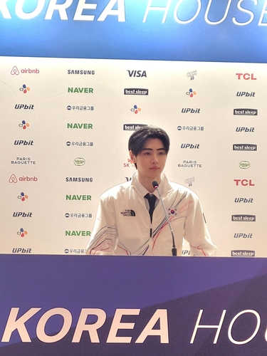 Sunghoon, miembro del grupo masculino de K-pop Enhypen y expatinador artístico, asiste a una conferencia de prensa, el 5 de febrero de 2026 (hora local), en la "Korea House" de Milán, la casa de hospitalidad para Corea del Sur durante los Juegos Olímpicos de Invierno de 2026, en Italia.