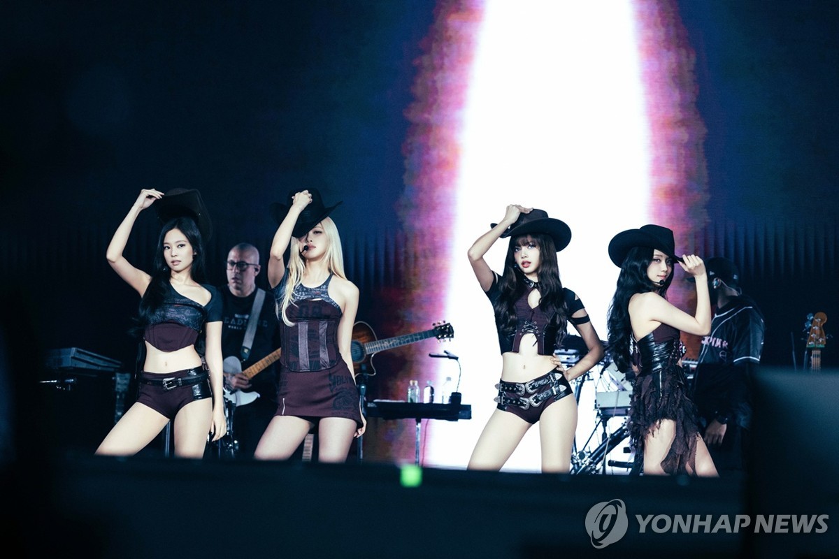 La foto de archivo, sin fechar, proporcionada por YG Entertainment, muestra al grupo femenino de K-pop BLACKPINK realizando una actuación. (Prohibida su reventa y archivo) 