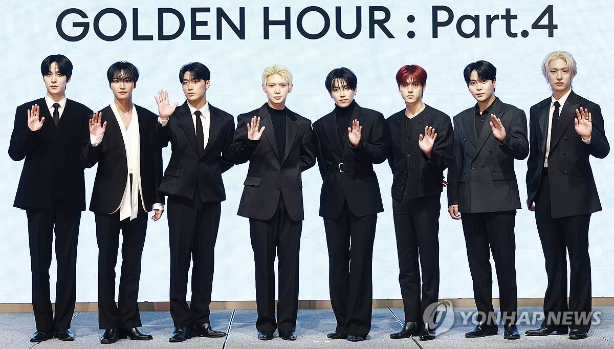 La foto de archivo muestra al grupo de K-pop Ateez posando para una foto durante una conferencia de prensa para promocionar su nuevo álbum, celebrada, el 12 de junio de 2025, en Seúl.