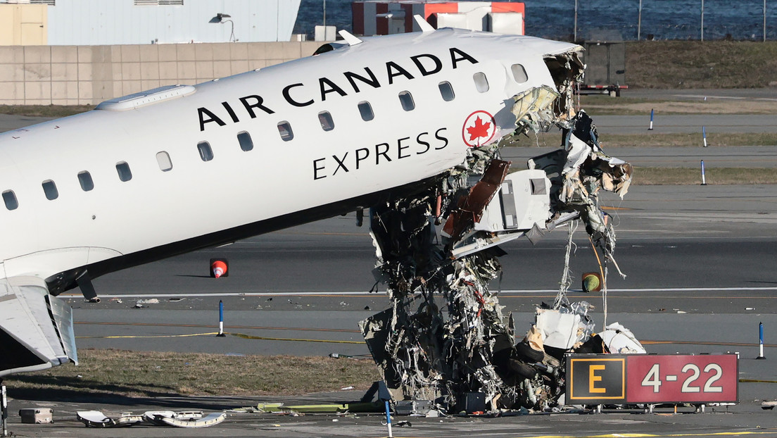 Sobrevive de milagro: azafata sale expulsada de avión accidentado en Nueva York