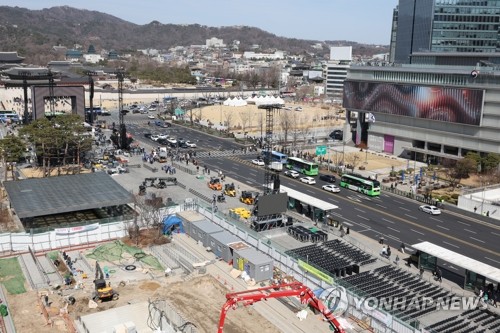 La foto, tomada el 19 de marzo de 2026, muestra los preparativos que se llevan a cabo en el centro de Seúl de cara al concierto de regreso de BTS, programado para celebrarse, el 21 de marzo, en la plaza de Gwanghwamun.