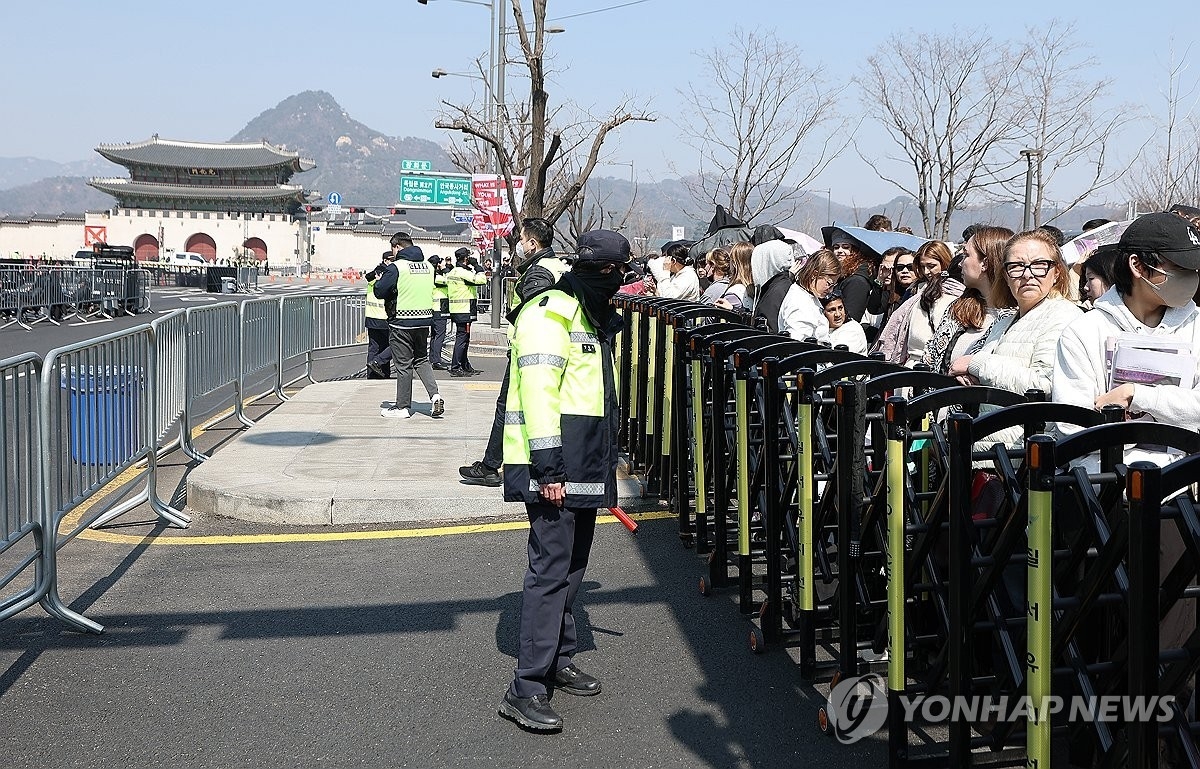 La policía realiza control de multitudes, el 21 de marzo de 2026, desde temprano por la mañana, en las inmediaciones de la plaza de Gwanghwamun, de cara al concierto de regreso del grupo BTS que se celebrará por la noche.