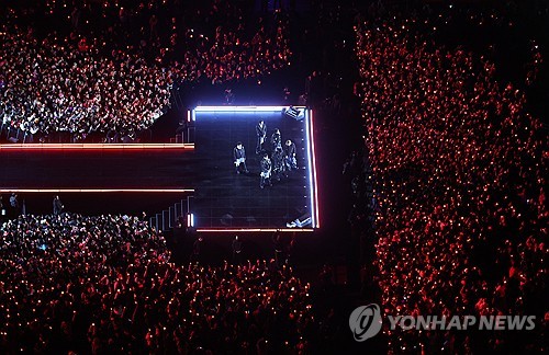 La banda de K-pop BTS actúa en un concierto, el 21 de marzo de 2026, en la plaza de Gwanghwamun, en el centro de Seúl, que supuso el debut en vivo de "Arirang", el quinto álbum de estudio del septeto.