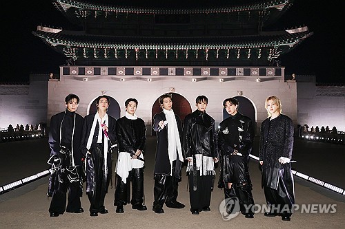 La foto, proporcionada, el 21 de marzo de 2026, por BigHit Music y Netflix, muestra al grupo masculino de K-pop BTS posando para una foto en la plaza de Gwanghwamun, en el centro de Seúl, donde celebró, el mismo día, un concierto de regreso, en conmemoración del lanzamiento de su quinto álbum de estudio, "Arirang". (Prohibida su reventa y archivo)