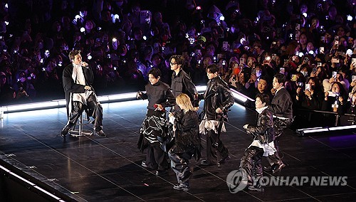 El grupo masculino de K-pop BTS realiza una actuación durante un concierto de regreso gratuito, el 21 de marzo de 2026, en la plaza de Gwanghwamun, en Seúl. (Foto del cuerpo de prensa. Prohibida su reventa y archivo)