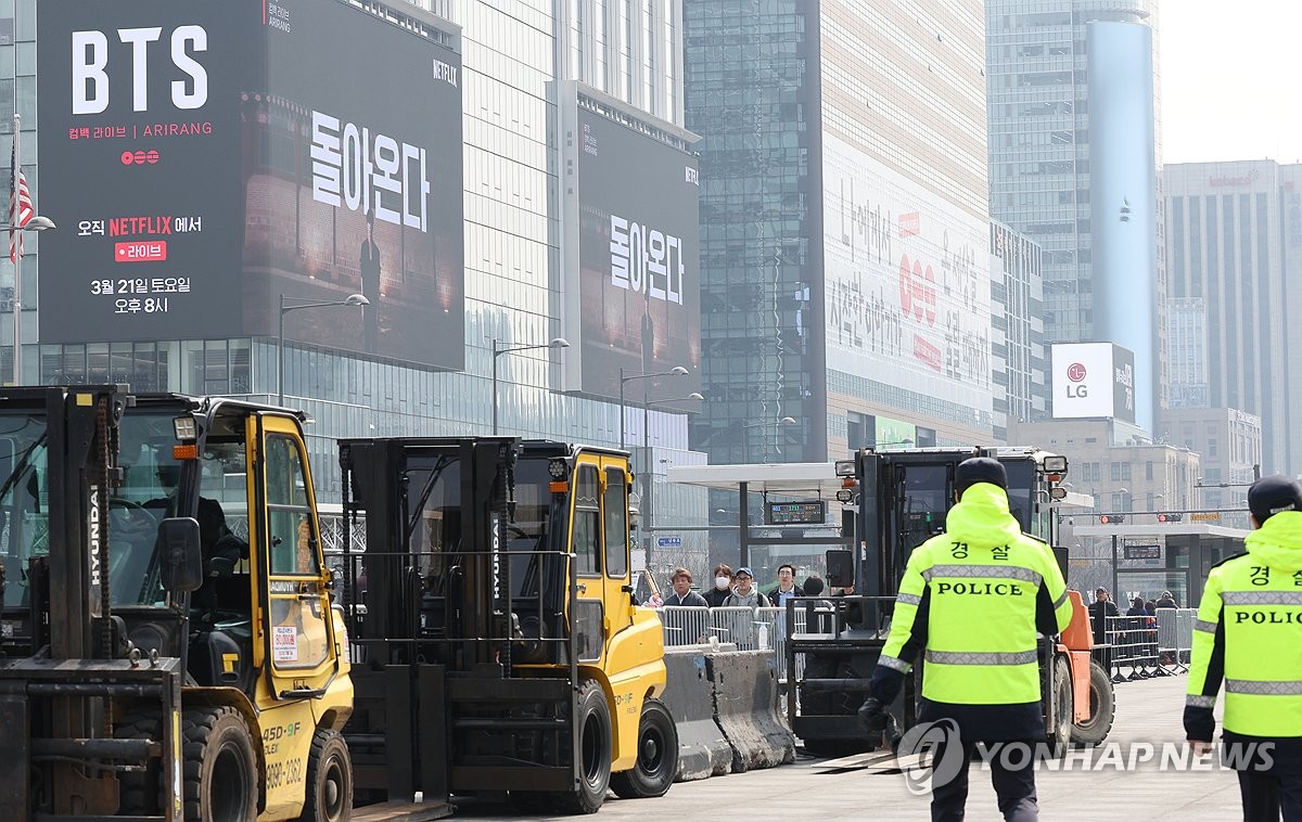 La policía monta guardia alrededor del escenario del concierto gratuito de BTS, en la plaza de Gwanghwamun, en Seúl, el 16 de marzo de 2026, antes del concierto de regreso del grupo, programado para el 21 de marzo, a las 8:00 p. m.
