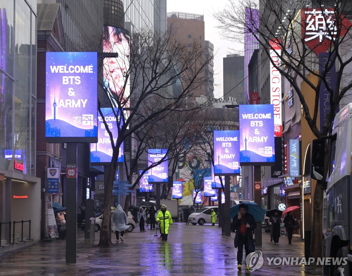 La foto, proporcionada, el 19 de marzo de 2026, por la oficina del distrito de Jung, en Seúl, muestra mensajes de bienvenida para BTS y su base de fans ARMY exhibidos en los postes multimedia a lo largo de una calle del céntrico barrio comercial de Myeongdong, en vísperas del concierto gratuito de la banda, el 21 de marzo, en la plaza de Gwanghwamun. (Prohibida su reventa y archivo)