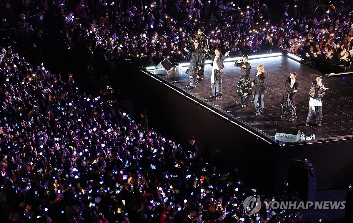 La superestrella del K-pop BTS actúa en su concierto de regreso celebrado, el 21 de marzo de 2026, en la plaza de Gwanghwamun, en Seúl. (Foto del cuerpo de prensa. Prohibida su reventa y archivo)