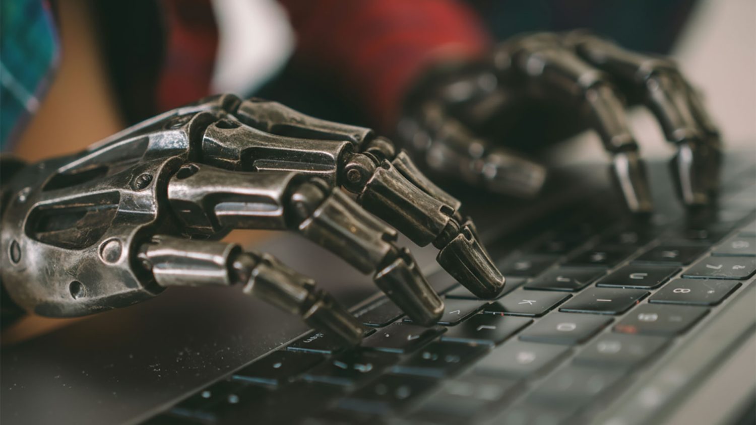 Manos de un Terminator T-800 escribiendo código en un ordenador con ChatGPT y GPT-5.3 Codex Spark