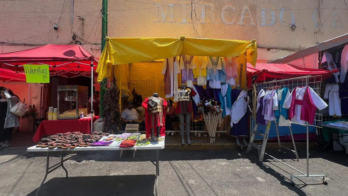 Convierten azoteas y banquetas de Iztapalapa en negocio y espacios de convivencia, durante Pasión de Cristo