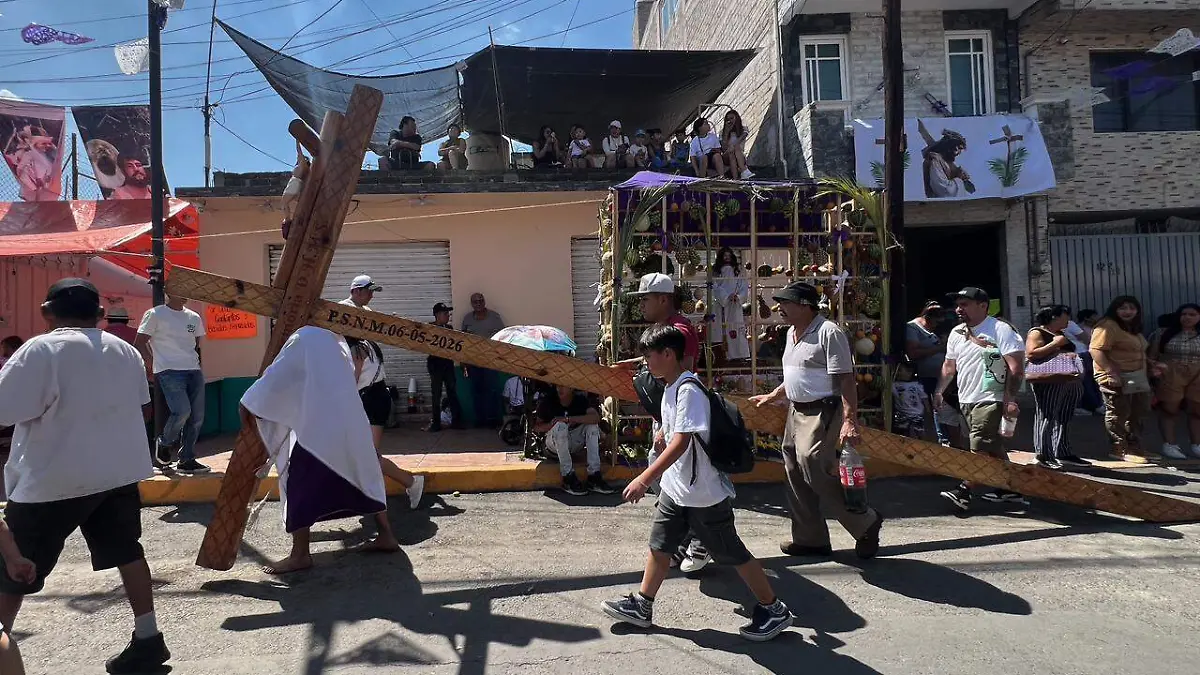 Convierten azoteas y banquetas de Iztapalapa en negocio y espacios de convivencia, durante Pasión de Cristo