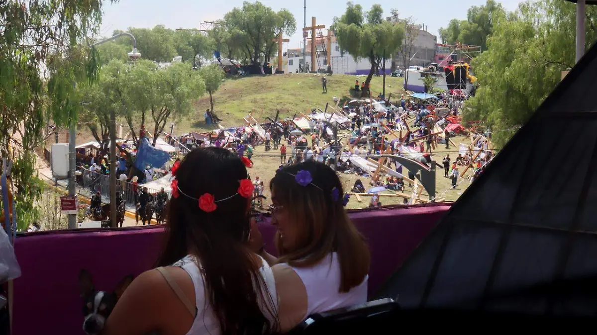 Convierten azoteas y banquetas de Iztapalapa en negocio y espacios de convivencia, durante Pasión de Cristo