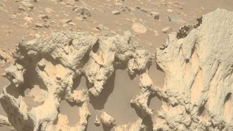 Extraña roca encontrada cerca de un cráter en Marte inquieta a científicos