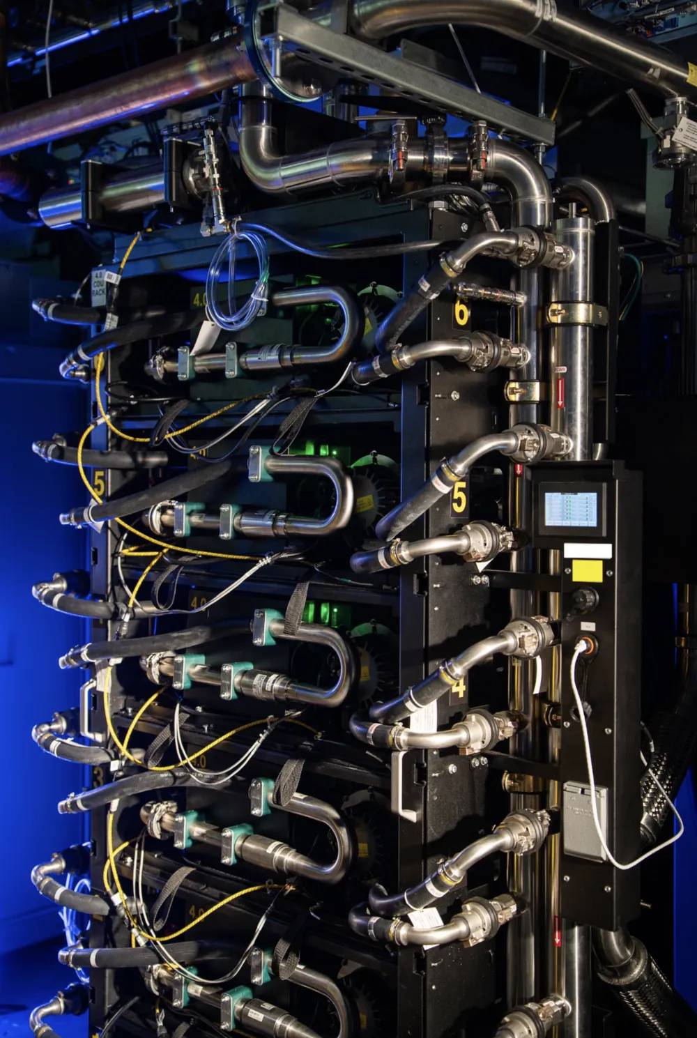 Sistema de refrigeración para los chips Google TPU 8, los procesadores de IA.