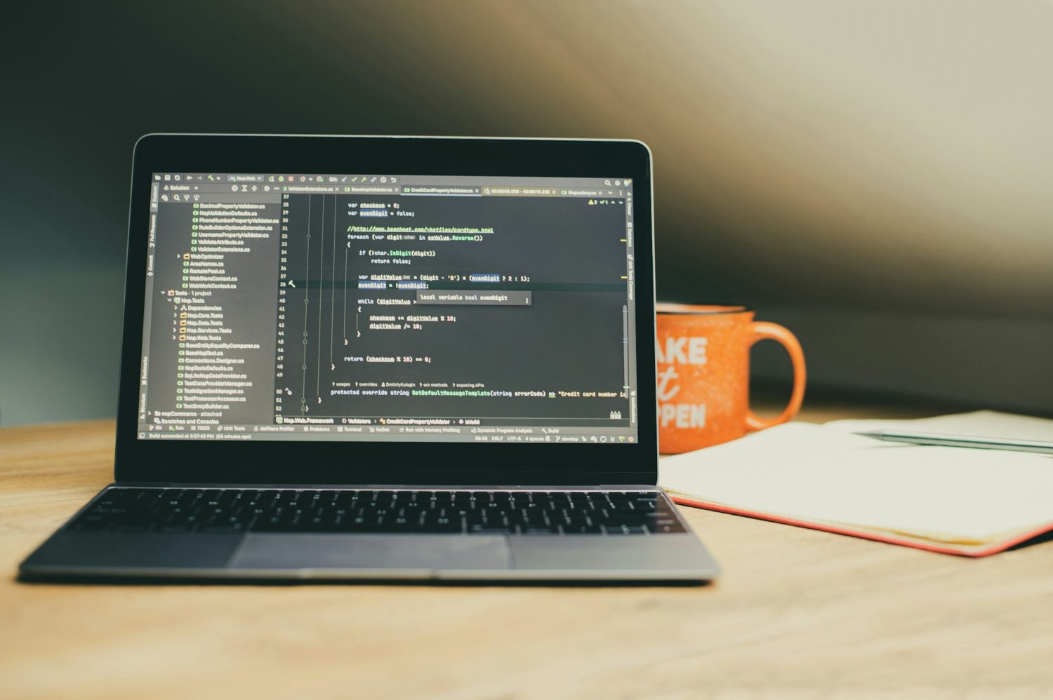 Escribiendo código con ayuda de Claude Code en una laptop