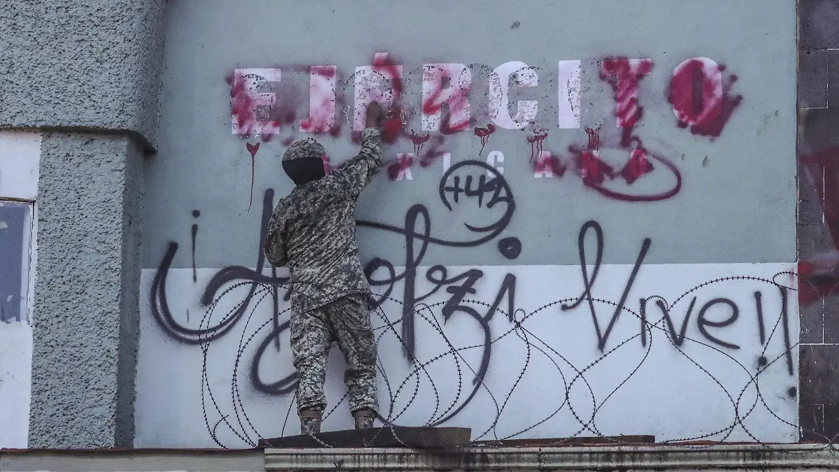 Ayotzinapa-Campo Militar 1-Fachada-Protesta-2