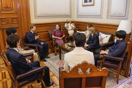 La foto, proporcionada por BigHit Music, muestra a la superestrella del K-pop BTS sosteniendo una reunión con la presidenta de México, Claudia Sheinbaum Pardo (centro, fondo), el 6 de mayo de 2026 (hora local), en el Palacio Nacional, en México. (Prohibida su reventa y archivo)