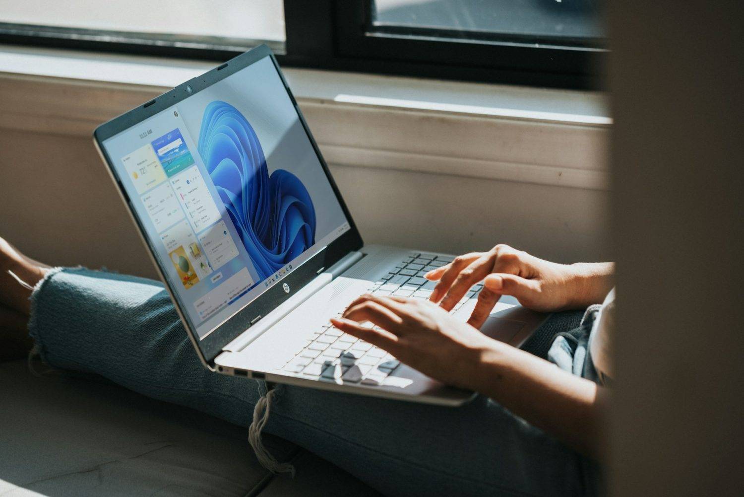 Laptop con Windows 11 y el modo de ahorro de energía adaptable disponible en la última actualización Insider