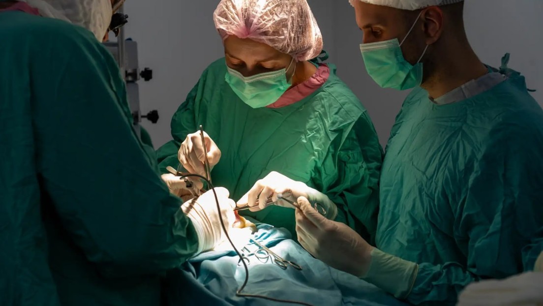 Médicos rusos realizan una compleja cirugía a un recién nacido