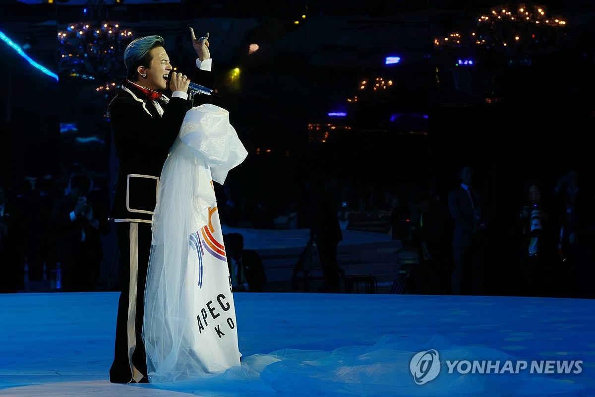 La foto de archivo, tomada el 31 de octubre de 2025, muestra a la estrella del K-pop G-Dragon actuando durante la cena de gala de la cumbre del Foro de Cooperación Económica Asia-Pacífico, en el hotel Lahan Select, en la ciudad sudoriental de Gyeongju.