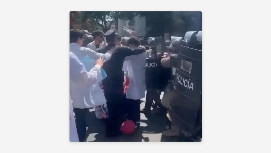 VIDEO: Policías intimidan a manifestantes durante huelga de médicos en Paraguay