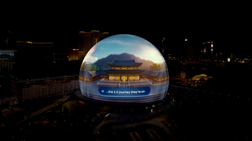 La foto, sin fechar, proporcionada por Google Korea, muestra un vídeo promocional de la colaboración entre Google Gemini y BTS, proyectado en el exterior del Sphere, en Las Vegas, Estados Unidos. (Prohibida su reventa y archivo)