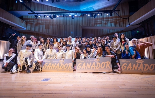 La foto, proporcionada por el Centro Cultural Coreano en Argentina, muestra a los participantes en un concurso de K-pop, celebrado, el 8 de agosto de 2026 (hora local), en Buenos Aires. (Prohibida su reventa y archivo)