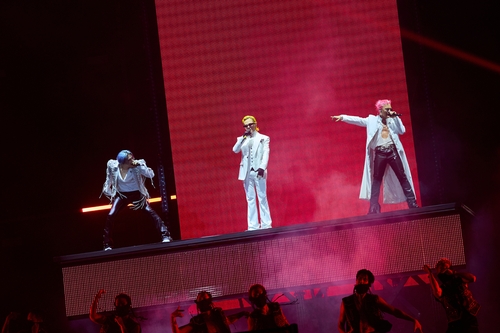 La foto, proporcionada por YG Entertainment, muestra al grupo de K-pop veterano BIGBANG actuando, el 23 de agosto de 2026, durante la última noche de sus tres conciertos en el Estadio de Goyang, al noroeste de Seúl, como parte de su gira mundial "XX: Cosmos". (Prohibida su reventa y archivo) 
