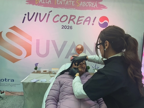 Una ciudadana argentina experimenta una mascarilla surcoreana, el 21 de agosto de 2026 (hora local), en el estand de la firma Suvanza, durante el evento "Viví Corea", organizado por el Ministerio de Agricultura, Alimentación y Asuntos Rurales y la Agencia para la Promoción del Comercio e Inversión de Corea del Sur (KOTRA, según su acrónimo en inglés), en el centro comercial Abasto Shopping, en Buenos Aires, Argentina. 
