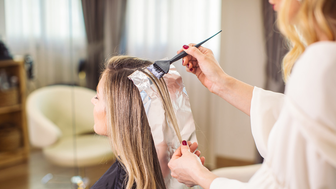 Hallan sustancias tóxicas en más de 20 populares tintes de cabello domésticos