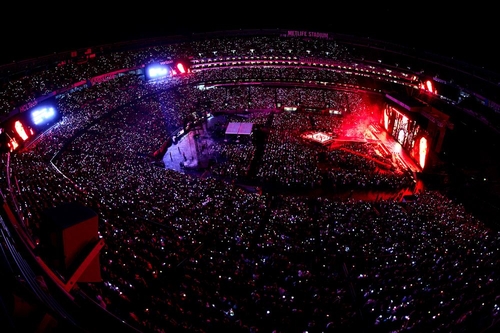 La foto, sin fechar, proporcionada por YG Entertainment, muestra un concierto de la gira mundial "XX: Cosmos" de BIGBANG. (Prohibida su reventa y archivo)