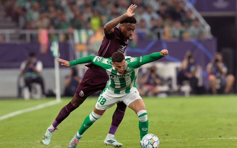 El centrocampista del Betis Nelson Deossa juega un balón ante Pablo Rosario, del Oporto. EFE/J. Muñoz